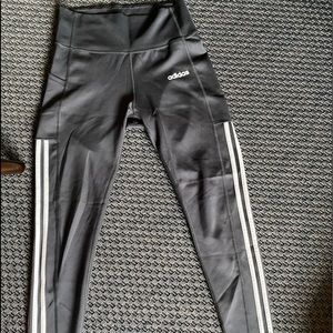 Adudars3stripe active right with a pocket on one side size M